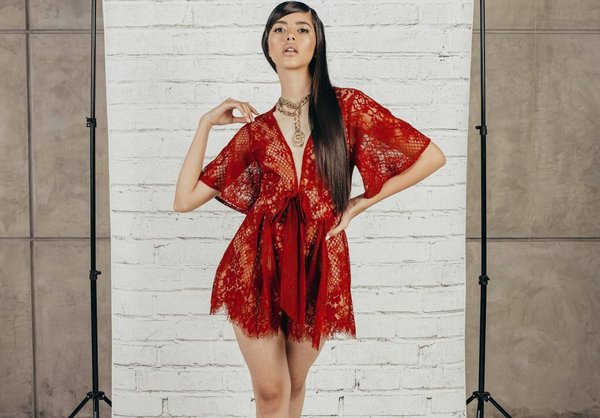 Comment intégrer des accessoires en bois dans une tenue estivale?