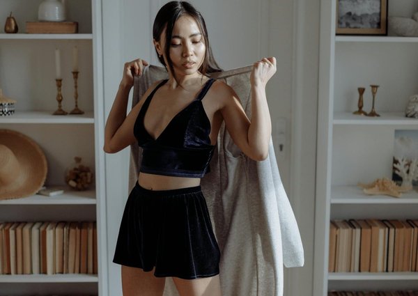 Comment marier un blazer en velours avec une jupe pour une tenue de soirée élégante?